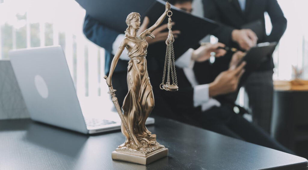 Współczesny rynek usług prawnych w Polsce jest niezwykle konkurencyjny, a zdobycie kontraktu poprzez przetargi wymaga nie tylko głębokiej wiedzy prawniczej, ale również strategicznego podejścia i umiejętności negocjacyjnych